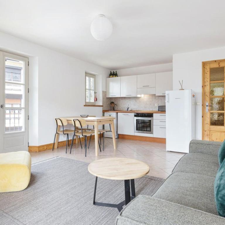 Conseil B - Chic 2BR City Center Apartment - Free Parking & Mountain View - By Cozee Rentals - Appartement 2 Chambres - 9