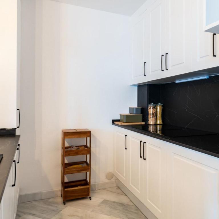 Modern Coastal Apartment with Sea Views - Apartamento - 7