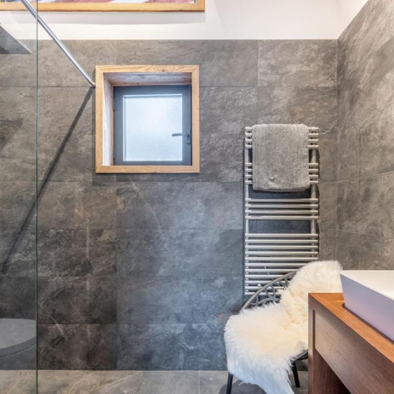Chalet Seven Summits - Pool - Sauna - Jacuzzi - By Cozee Rentals - Chalet 3 Chambres - 10