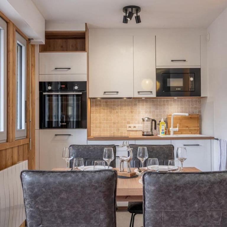 Clos Savoy - New Apartment Close to City center & Free parking - By Cozee Rentals - One-Bedroom Apartment with Balcony and Mountain View - 9