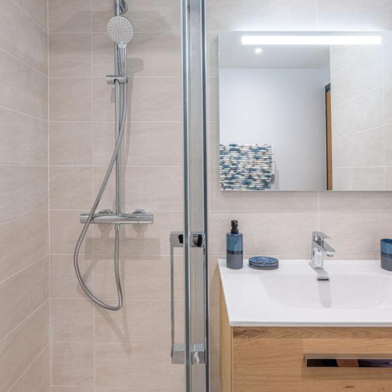 Clos Savoy - New Apartment Close to City center & Free parking - By Cozee Rentals - One-Bedroom Apartment with Balcony and Mountain View - 12