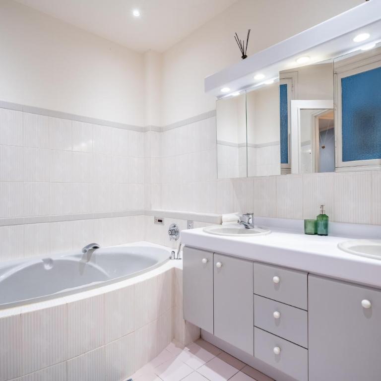 Exceptional 220 m2 apartment - Apartamento de 4 dormitorios con balcón - 24