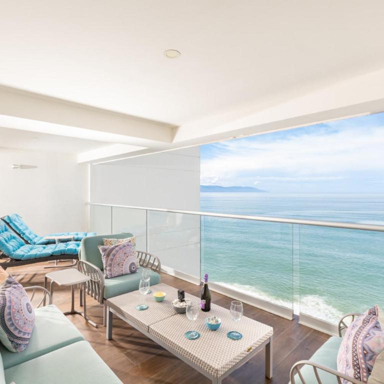 Luxury 2-Bedroom Beachfront Oasis – Two Balconies to Soak in the Views - Apartment mit 2 Schlafzimmern - 1