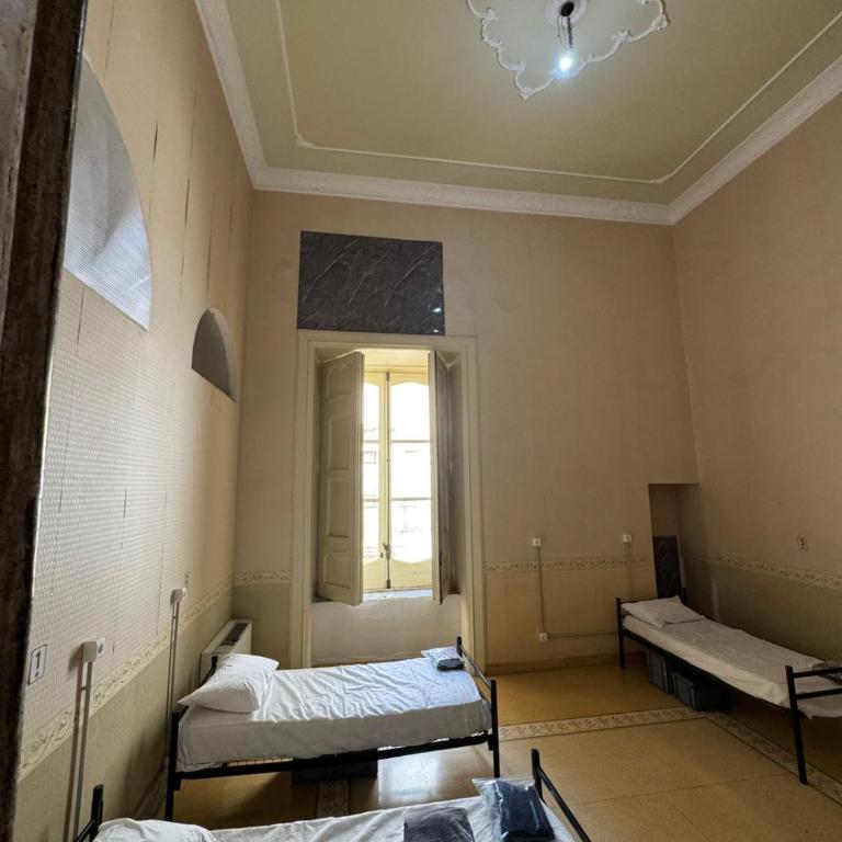 Salerno Experience Hostel - Triple Room with Shared Bathroom - 1