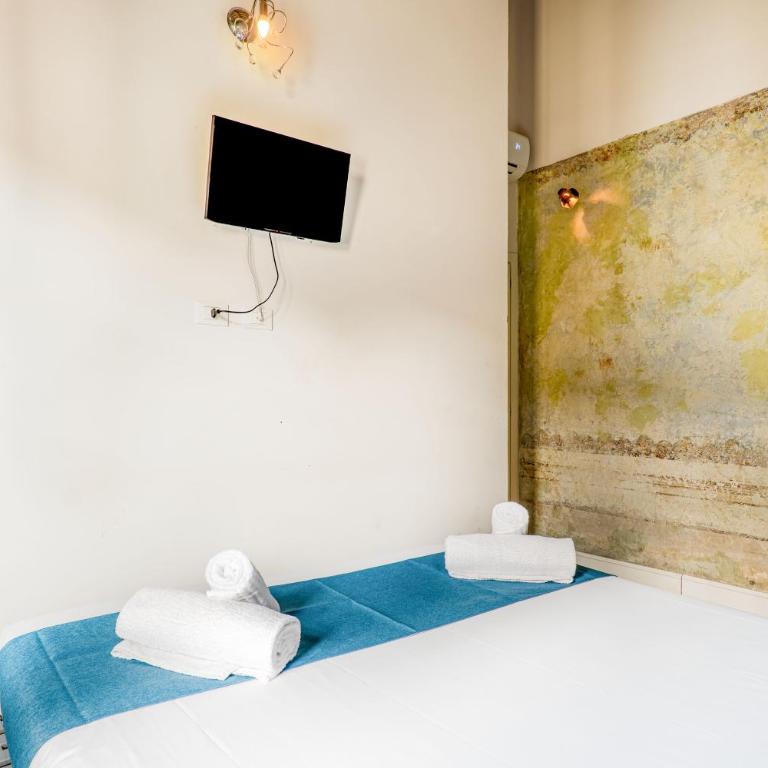 Modern Apt x4 SMN, 5 mins from Duomo, AC & Wi-Fi - Two-Bedroom Superior Apartment - 3
