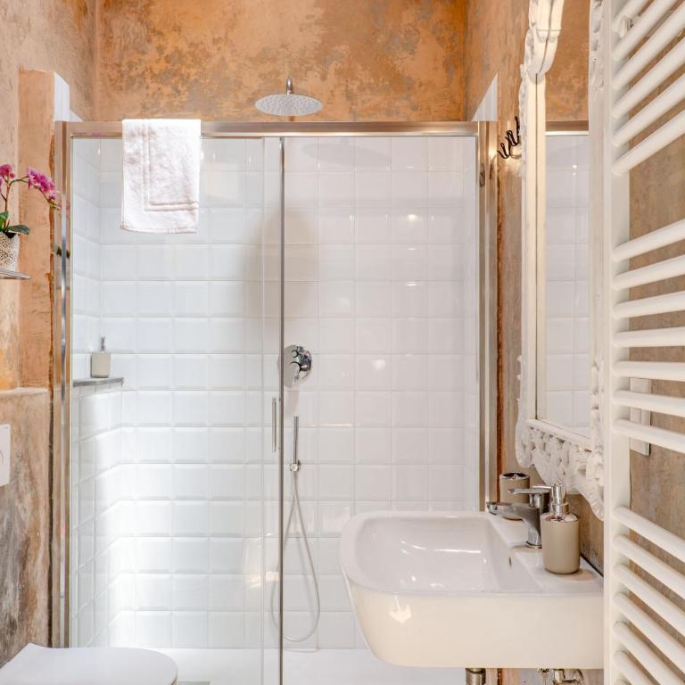 Modern Apt x4 SMN, 5 mins from Duomo, AC & Wi-Fi - Two-Bedroom Superior Apartment - 4