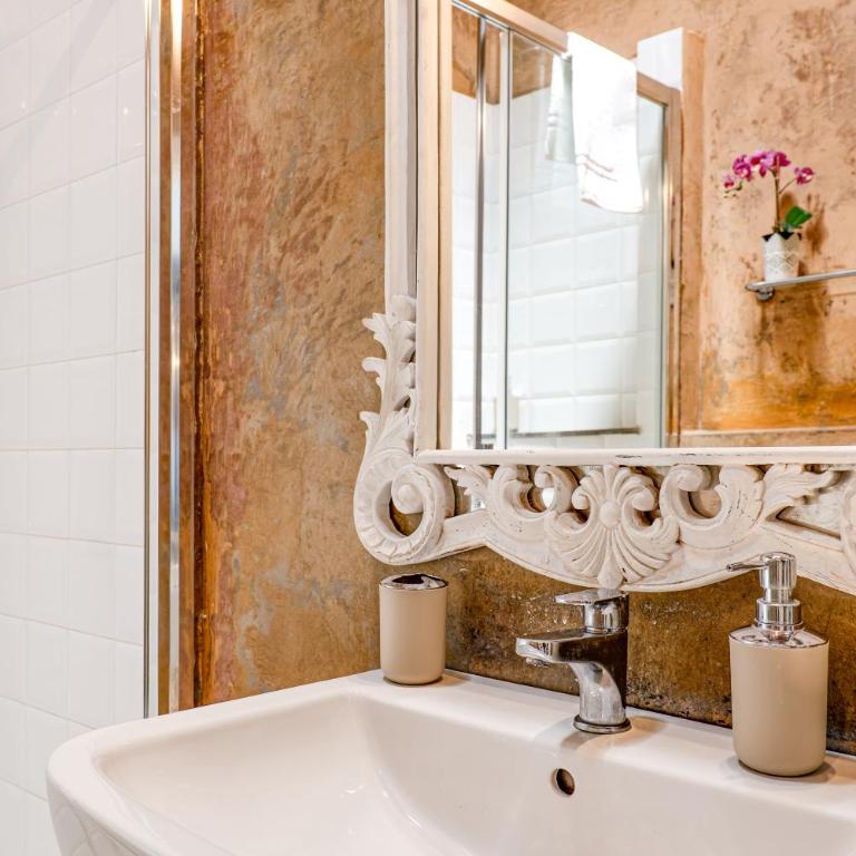 Modern Apt x4 SMN, 5 mins from Duomo, AC & Wi-Fi - Two-Bedroom Superior Apartment - 16