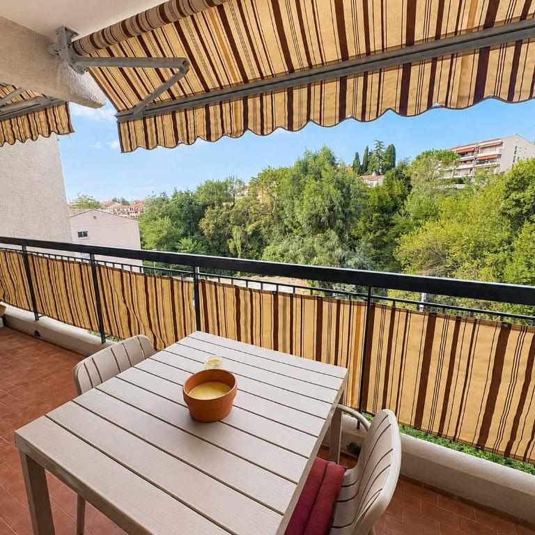 Modern 1BR with Balcony AC & Free Parking - Appartement - 3