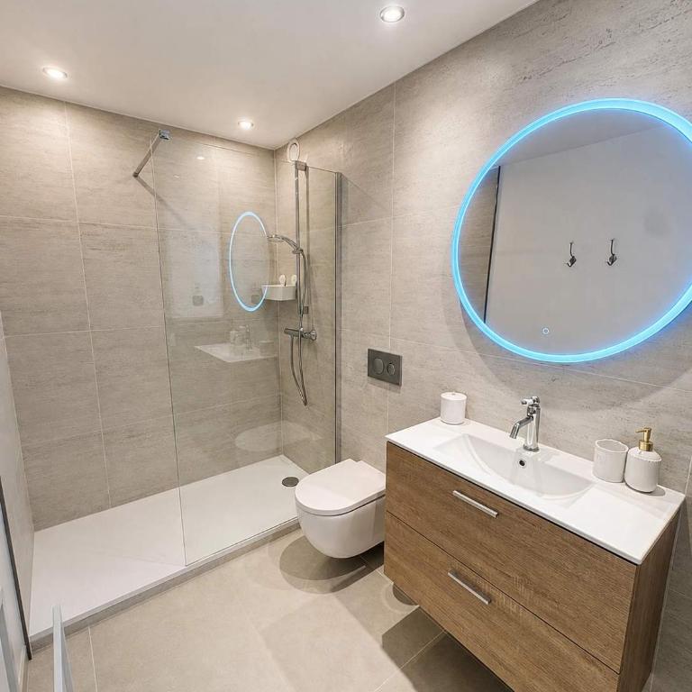 Modern 1BR with Balcony AC & Free Parking - Appartement - 5