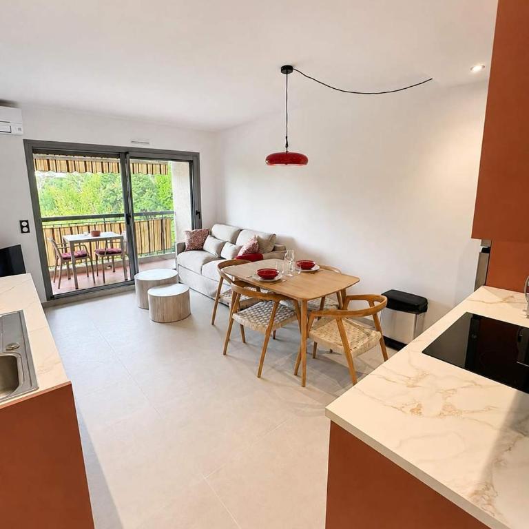 Modern 1BR with Balcony AC & Free Parking - Appartement - 8