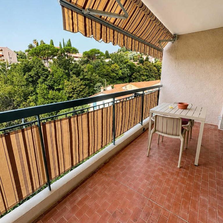 Modern 1BR with Balcony AC & Free Parking - Appartement - 12