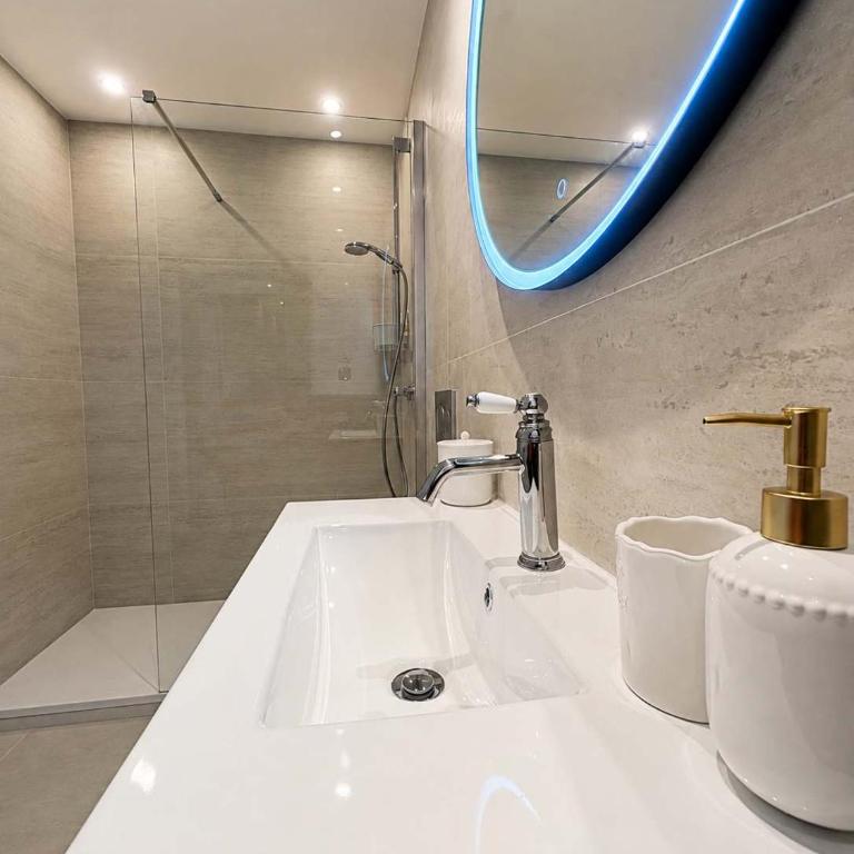 Modern 1BR with Balcony AC & Free Parking - Appartement - 14