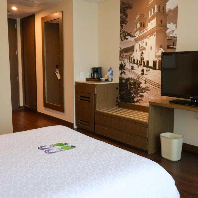 Holiday Inn Bucaramanga Cacique by IHG - Habitación Estándar - Cama extragrande - 4