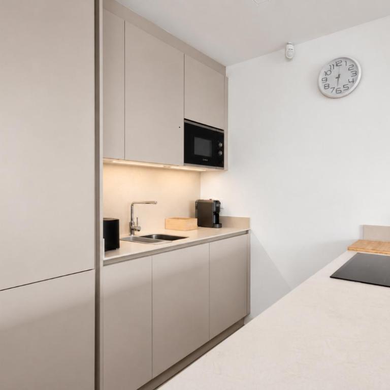 LolaBeachfront - Indoor Heated Pool & Spa - Premium Gym - Private Garden - 5 min Train to Airport - Deluxe Apartment mit 1 Schlafzimmer und Gartenblick - 20