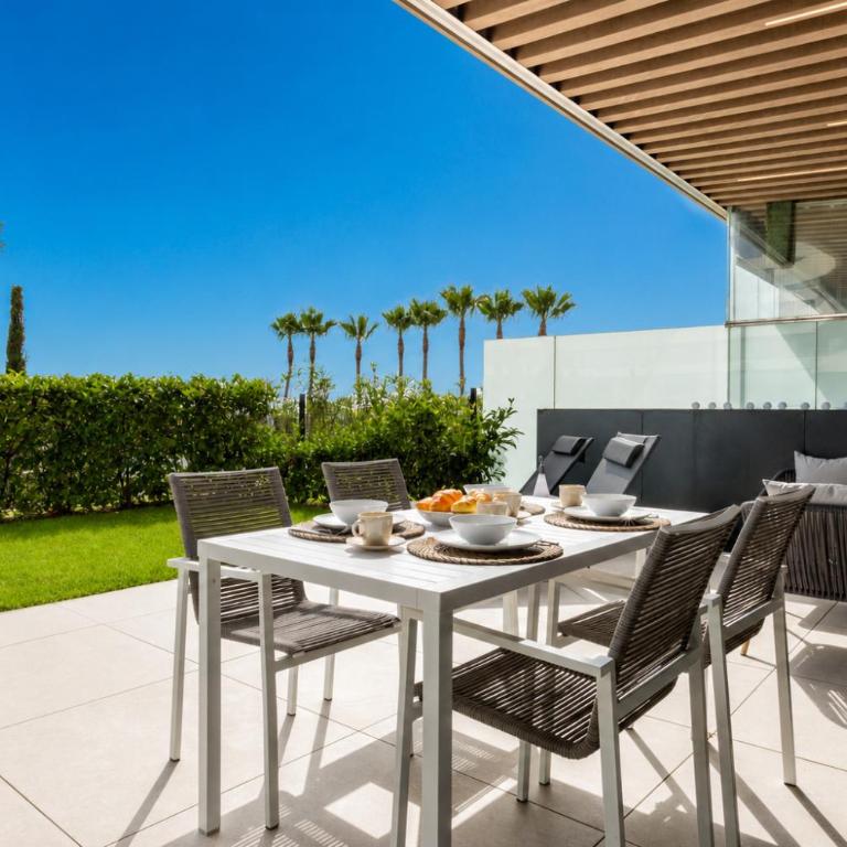 LolaBeachfront - Indoor Heated Pool & Spa - Premium Gym - Private Garden - 5 min Train to Airport - Deluxe Apartment mit 1 Schlafzimmer und Gartenblick - 3