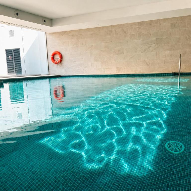 LolaBeachfront - Indoor Heated Pool & Spa - Premium Gym - Private Garden - 5 min Train to Airport - Deluxe Apartment mit 1 Schlafzimmer und Gartenblick - 40
