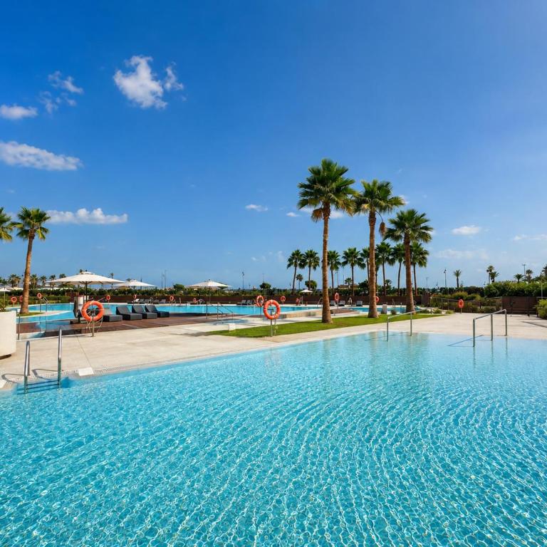 LolaBeachfront - Indoor Heated Pool & Spa - Premium Gym - Private Garden - 5 min Train to Airport - Deluxe Apartment mit 1 Schlafzimmer und Gartenblick - 50