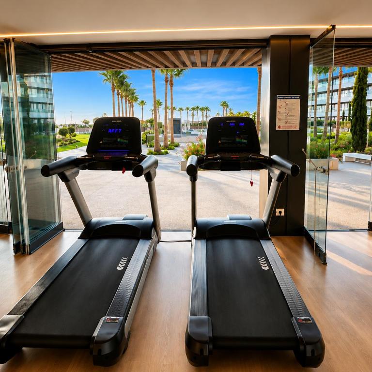 LolaBeachfront - Indoor Heated Pool & Spa - Premium Gym - Private Garden - 5 min Train to Airport - Deluxe Apartment mit 1 Schlafzimmer und Gartenblick - 43