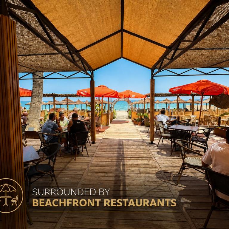 LolaBeachfront - Indoor Heated Pool & Spa - Premium Gym - Private Garden - 5 min Train to Airport - Deluxe Apartment mit 1 Schlafzimmer und Gartenblick - 16