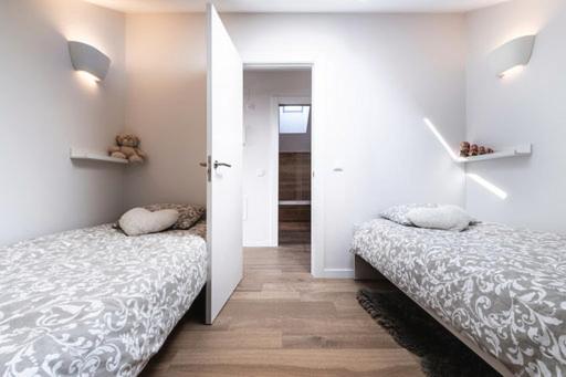 Apartamentos Alojalia - Three-Bedroom Apartment - 21