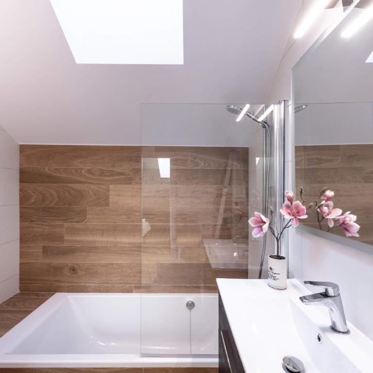 Apartamentos Alojalia - Three-Bedroom Apartment - 22