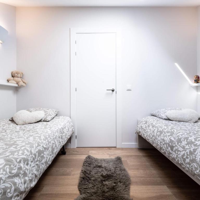 Apartamentos Alojalia - Three-Bedroom Apartment - 20
