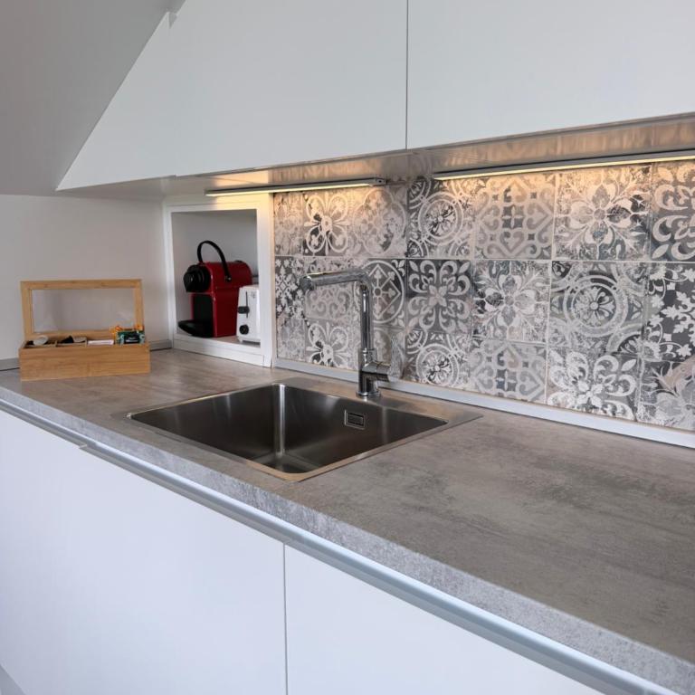 Apartamentos Alojalia - Three-Bedroom Apartment - 11