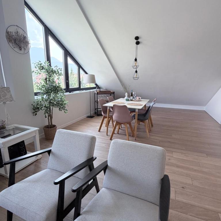 Apartamentos Alojalia - Three-Bedroom Apartment - 5