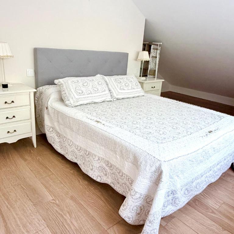 Apartamentos Alojalia - Three-Bedroom Apartment - 16