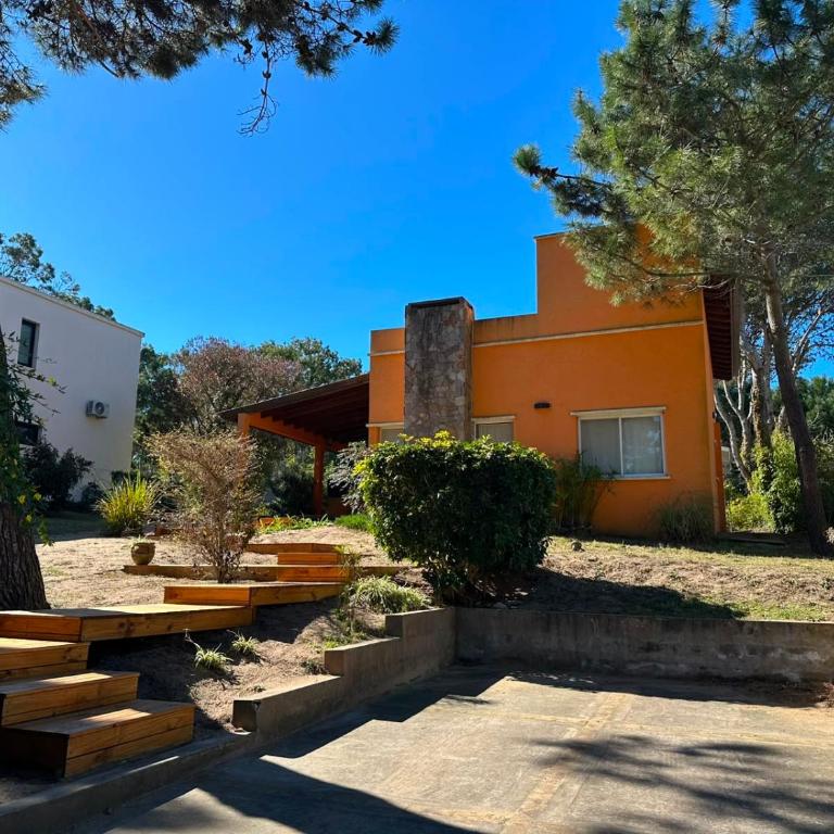 Casa amplia para 6 personas en Valeria del Mar - Three-Bedroom Home - 1