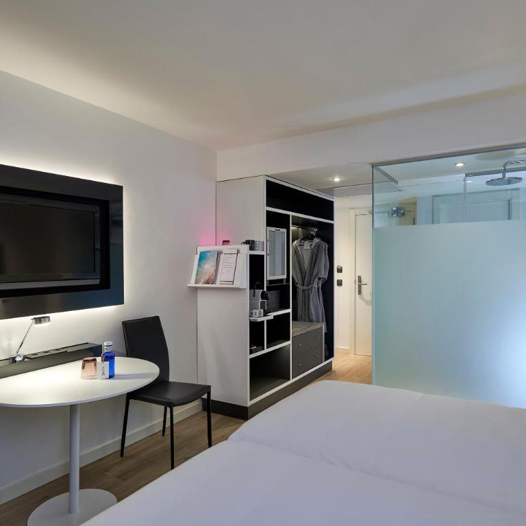 INNSiDE by Meliá Palma Bosque - The Innside Premium Room - Pool View and Balcony - 5