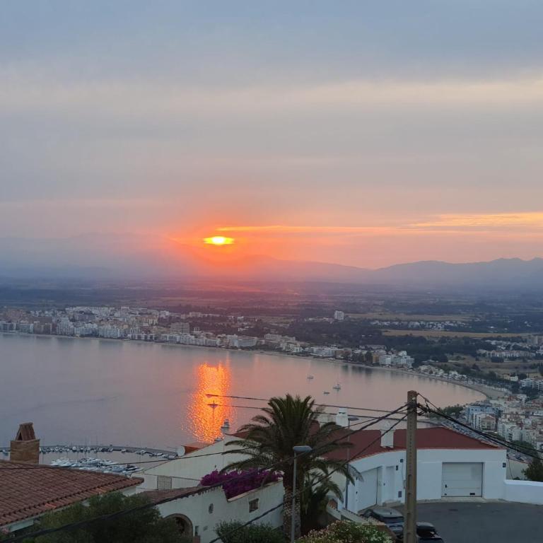 Apartamento con fabulosas vistas sobre la bahía de Roses- El Piset - One-Bedroom Apartment - 2