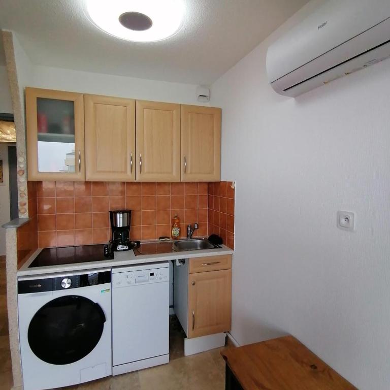 Studio cabine, clim, wifi, Vue Marina, 100m plage - Appartement 2 Chambres - 10