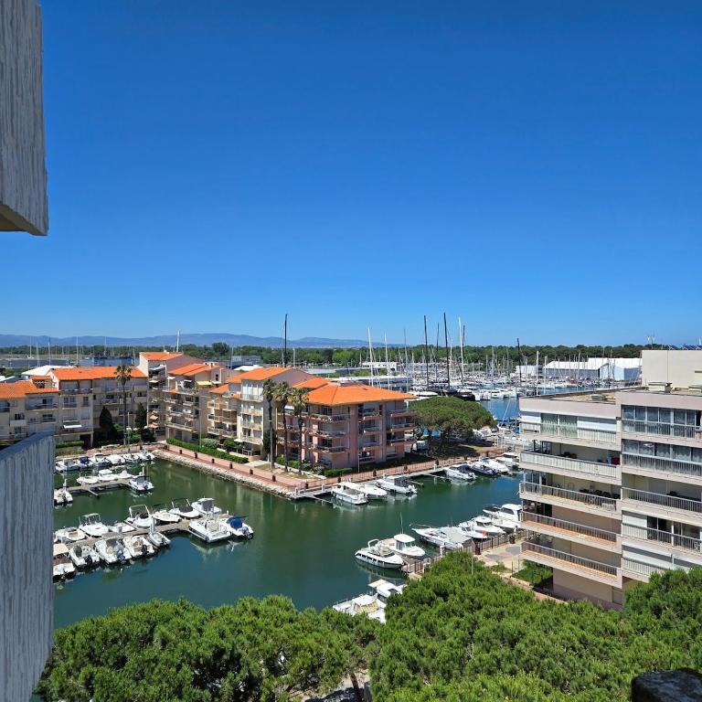 Studio cabine, clim, wifi, Vue Marina, 100m plage - Appartement 2 Chambres - 11