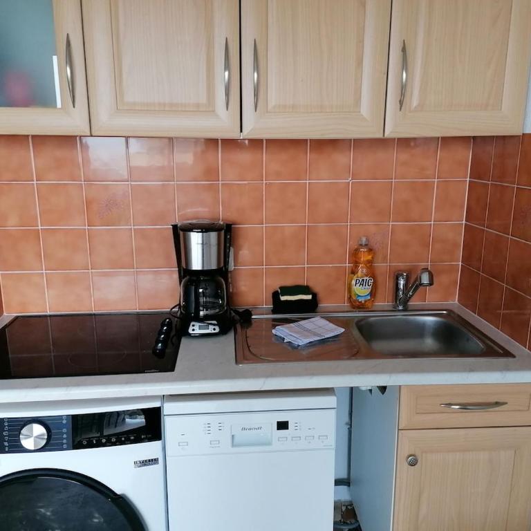 Studio cabine, clim, wifi, Vue Marina, 100m plage - Appartement 2 Chambres - 18