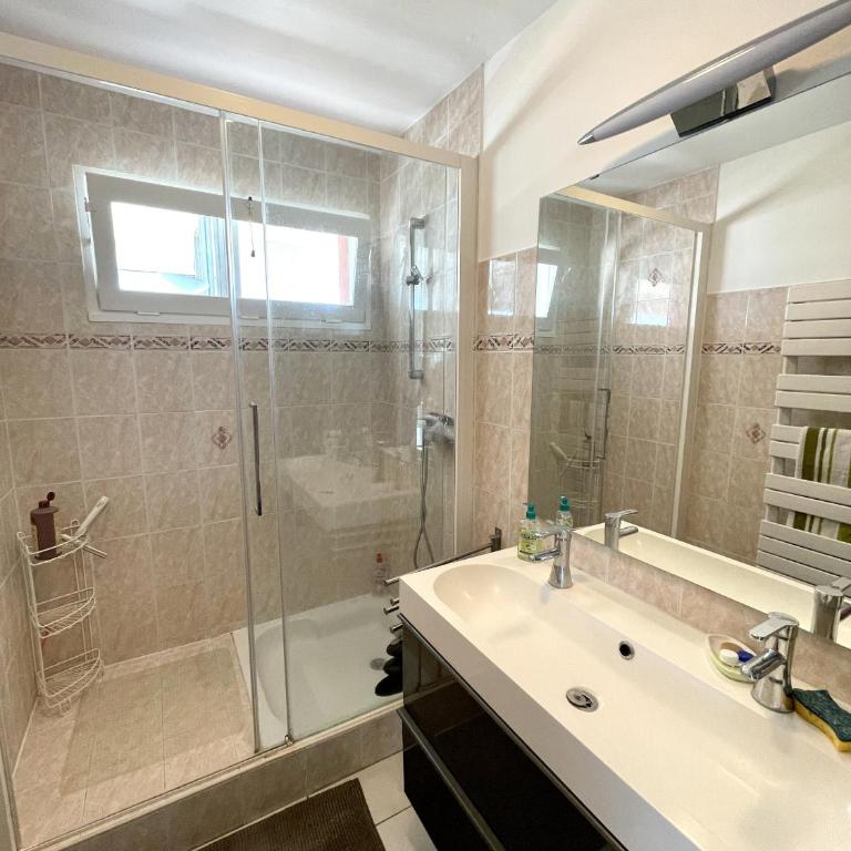 Residence avec piscine, t4 pour 6 N113 - Appartement 3 Chambres Premium avec Balcon - 24