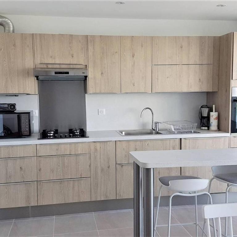 Vue mer, t3 pour 6 N33 - Appartement 2 Chambres avec Terrasse et Vue sur la Mer - 1