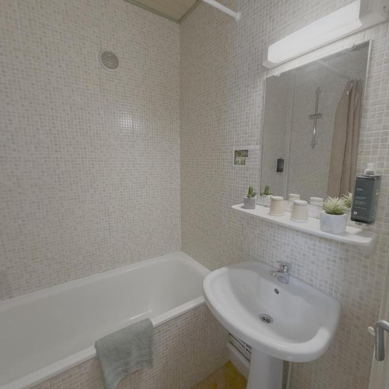 La Petite Auberge - Chambre Familiale avec Salle de Bains Privative et Toilettes Communes - 3