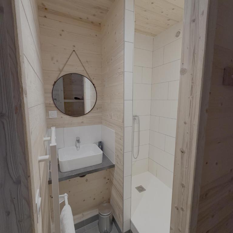 La Petite Auberge - Chambre Double avec Salle de Bains Privative et Toilettes Communes - 4