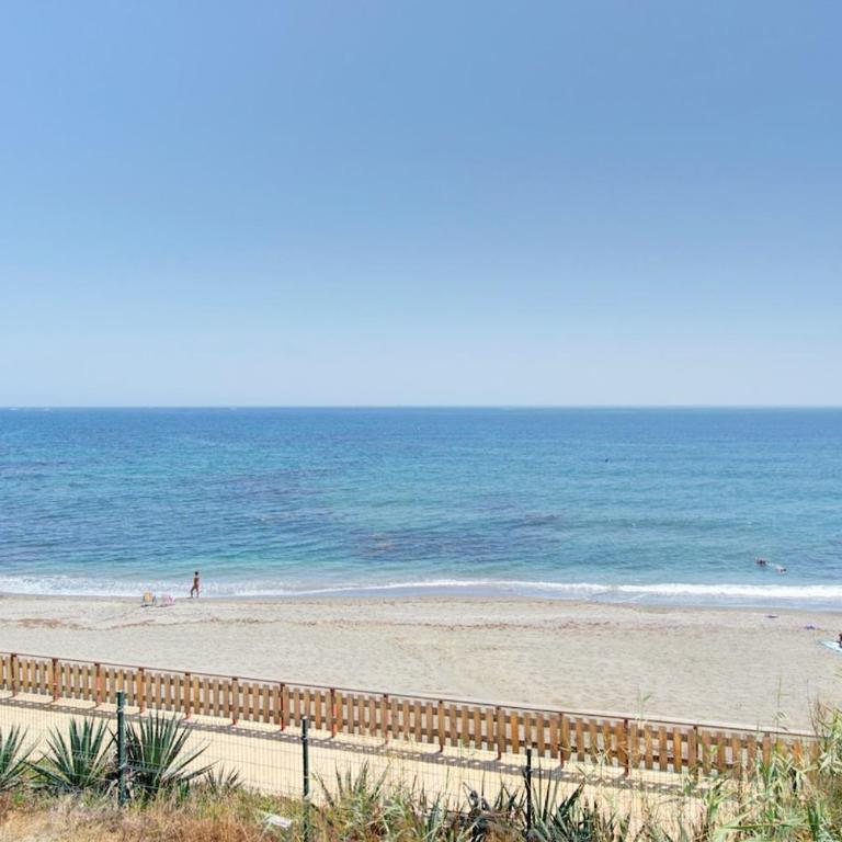 Beachfront with ocean views - Three-Bedroom Apartment - 3