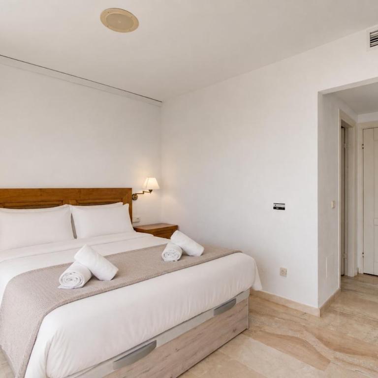 Beachfront with ocean views - Three-Bedroom Apartment - 5
