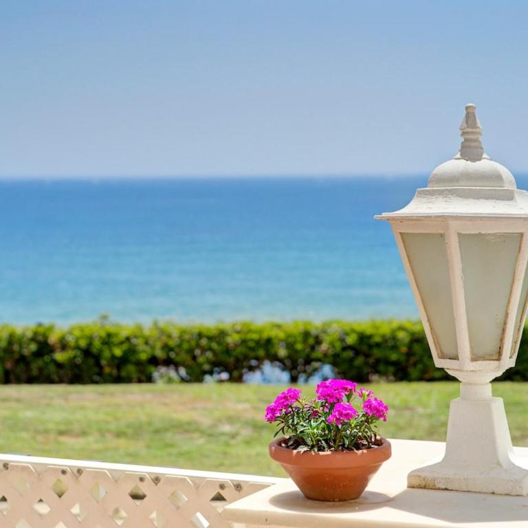 Beachfront with ocean views - Three-Bedroom Apartment - 6