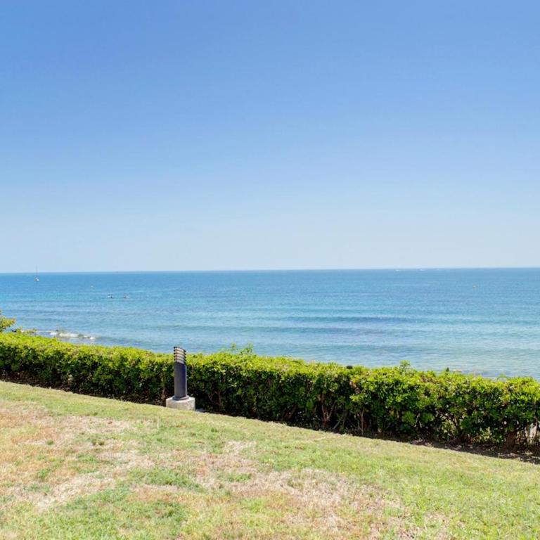 Beachfront with ocean views - Three-Bedroom Apartment - 9