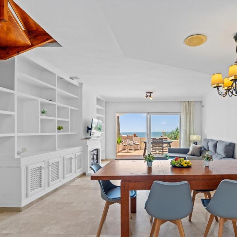 Beachfront with ocean views - Three-Bedroom Apartment - 10