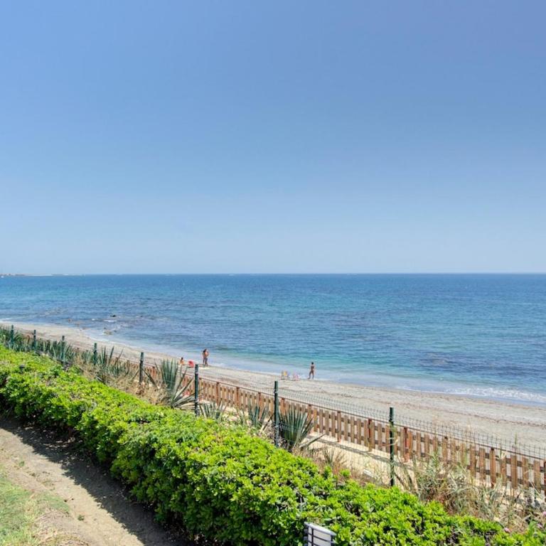 Beachfront with ocean views - Three-Bedroom Apartment - 11