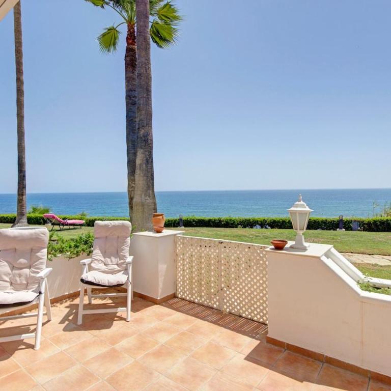 Beachfront with ocean views - Three-Bedroom Apartment - 12