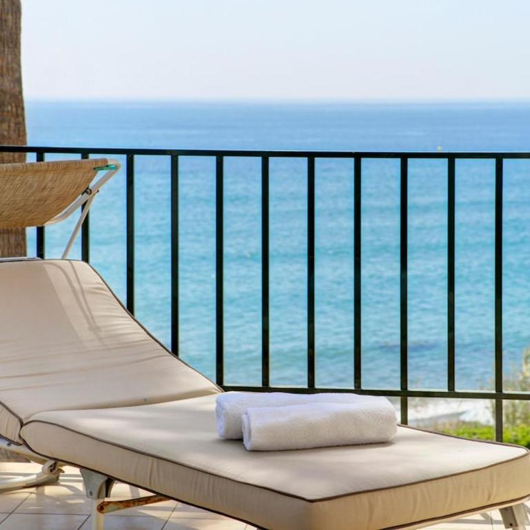Beachfront with ocean views - Three-Bedroom Apartment - 13