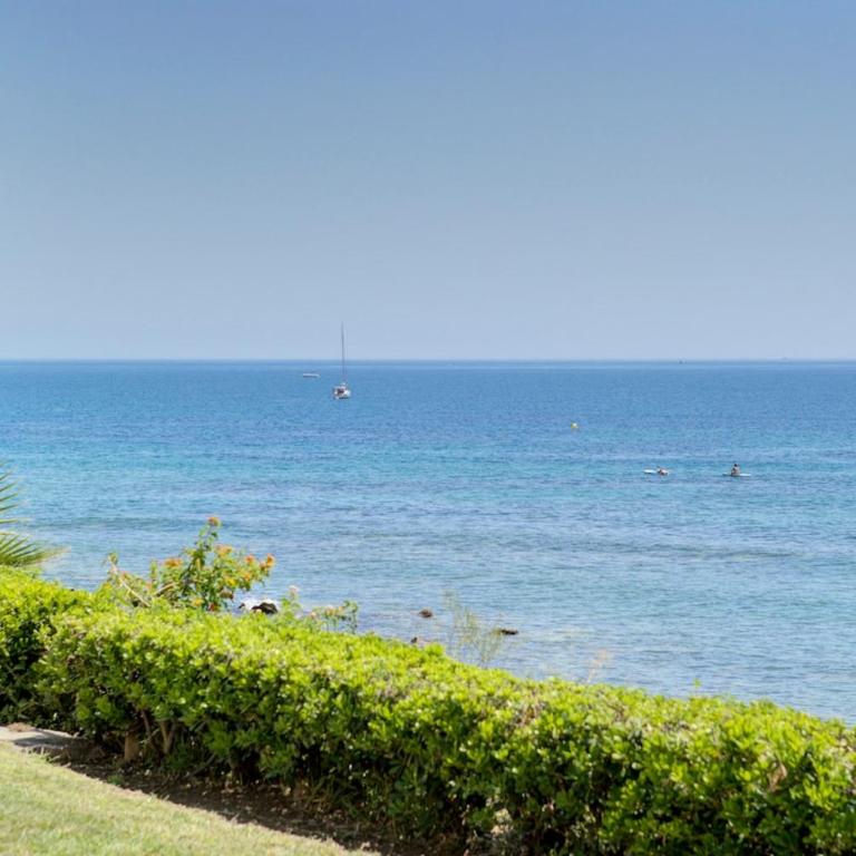 Beachfront with ocean views - Three-Bedroom Apartment - 14
