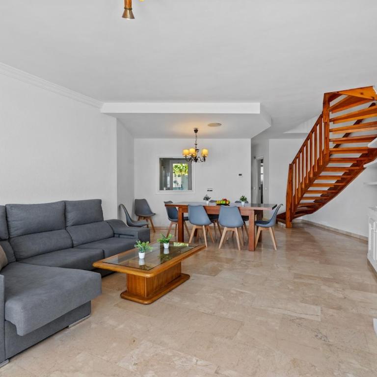 Beachfront with ocean views - Three-Bedroom Apartment - 17