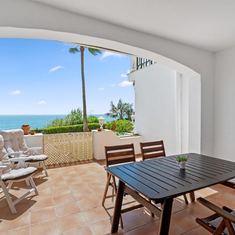 Beachfront with ocean views - Three-Bedroom Apartment - 18
